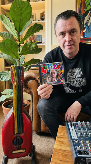 Bild Speedy Chic Chac mit CD Flitza in der Hand und Skulptur von Xavier