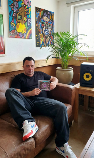 Speedy Chic Chac mit CD In Memory aus dem Jahr 2025 in der Hand